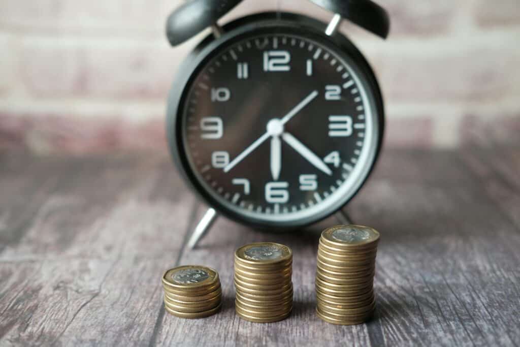 Short-term investing and wealth building strategy for quick financial returns and active trading
